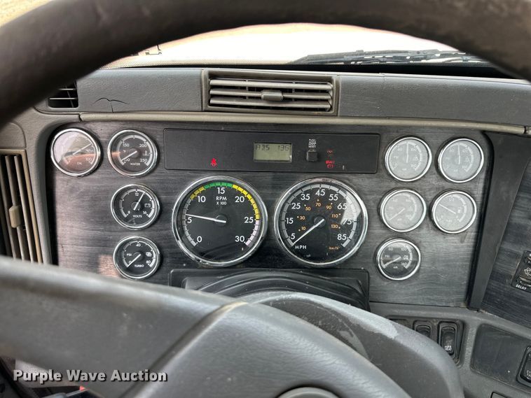 image for item EJ6415 2006 Freightliner  Columbia 120 semi truck