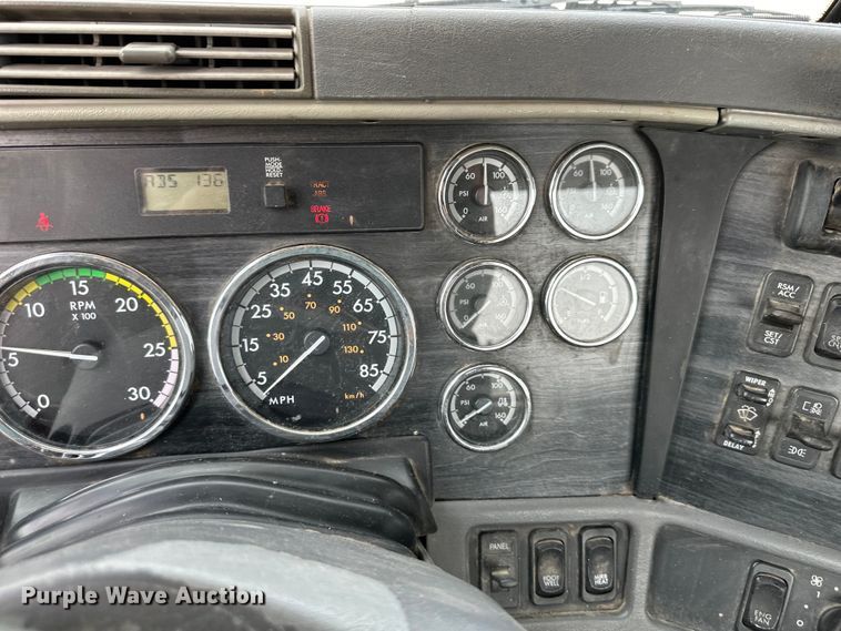 image for item EJ6415 2006 Freightliner  Columbia 120 semi truck