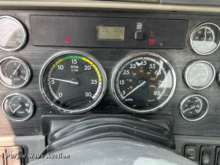 image for item EJ6415 2006 Freightliner  Columbia 120 semi truck