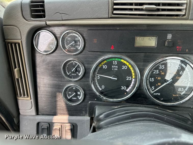 image for item EJ6415 2006 Freightliner  Columbia 120 semi truck