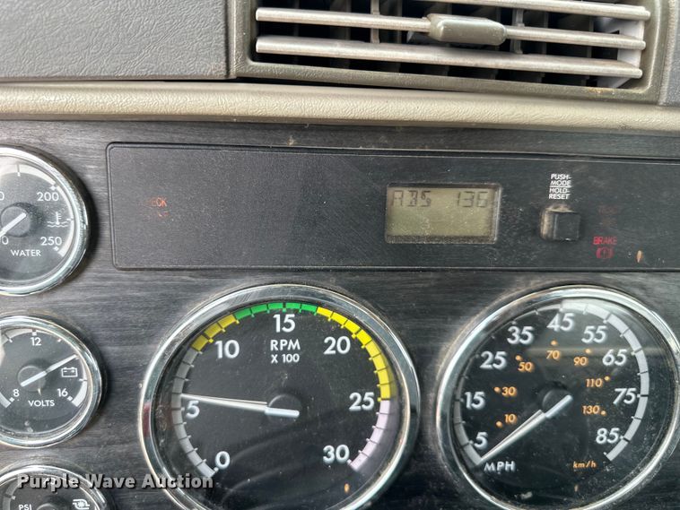 image for item EJ6415 2006 Freightliner  Columbia 120 semi truck