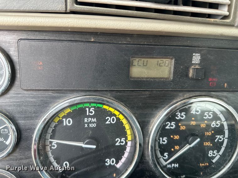 image for item EJ6415 2006 Freightliner  Columbia 120 semi truck