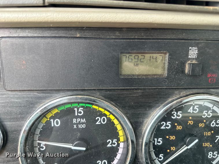 image for item EJ6415 2006 Freightliner  Columbia 120 semi truck