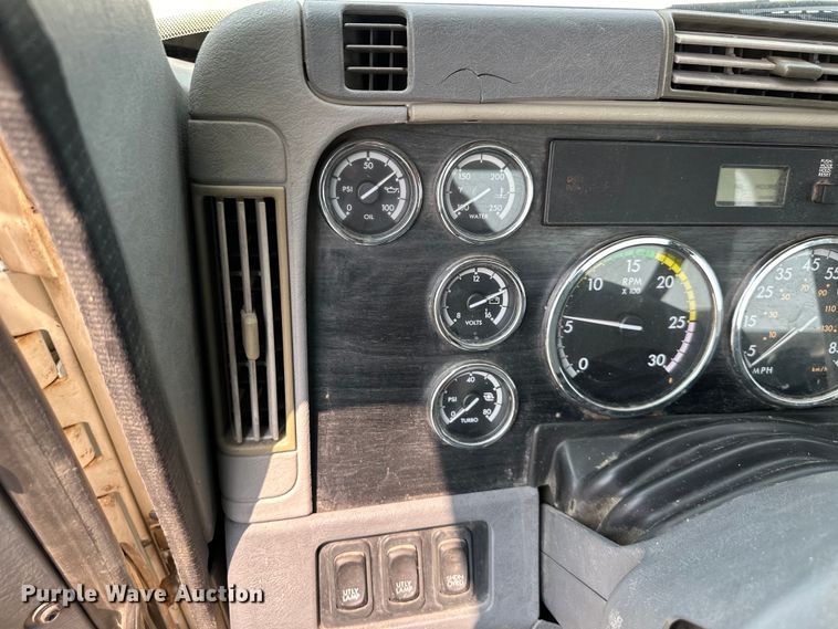 image for item EJ6415 2006 Freightliner  Columbia 120 semi truck