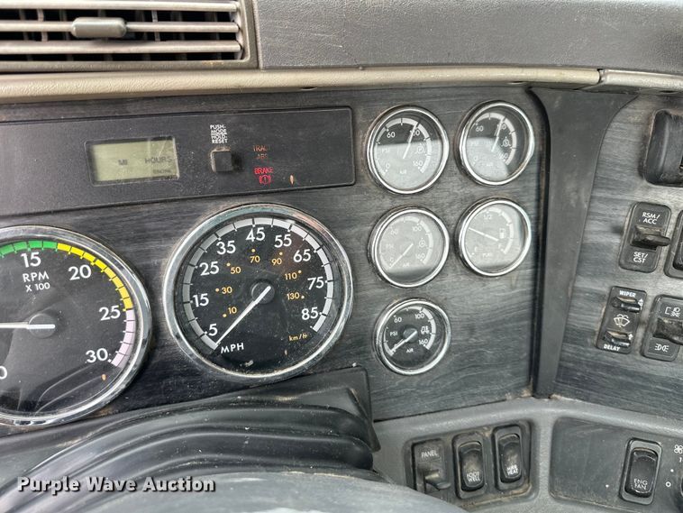 image for item EJ6415 2006 Freightliner  Columbia 120 semi truck