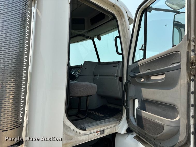 image for item EJ6415 2006 Freightliner  Columbia 120 semi truck