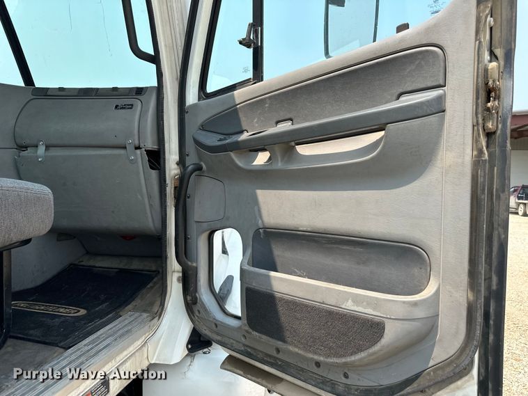 image for item EJ6415 2006 Freightliner  Columbia 120 semi truck