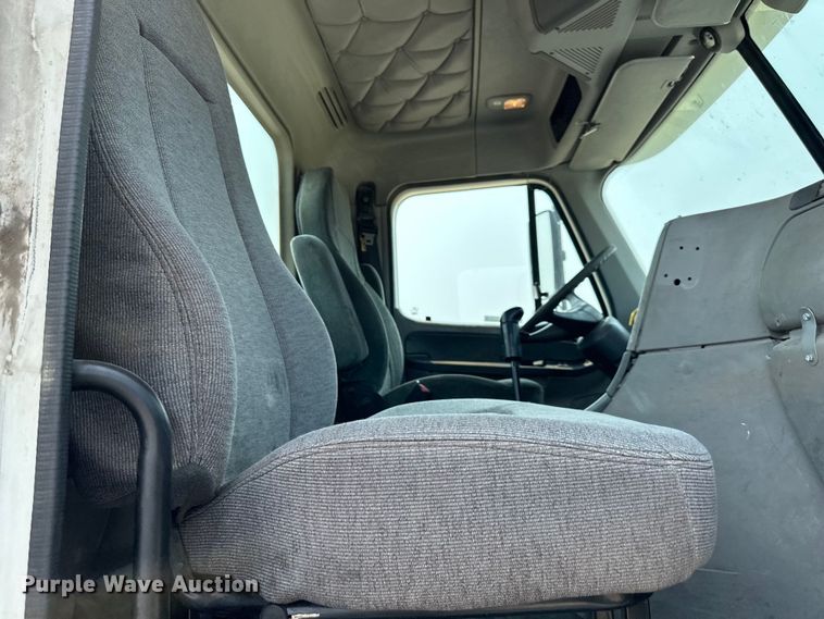 image for item EJ6415 2006 Freightliner  Columbia 120 semi truck