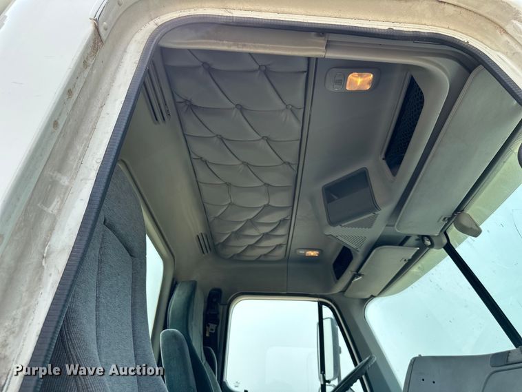 image for item EJ6415 2006 Freightliner  Columbia 120 semi truck