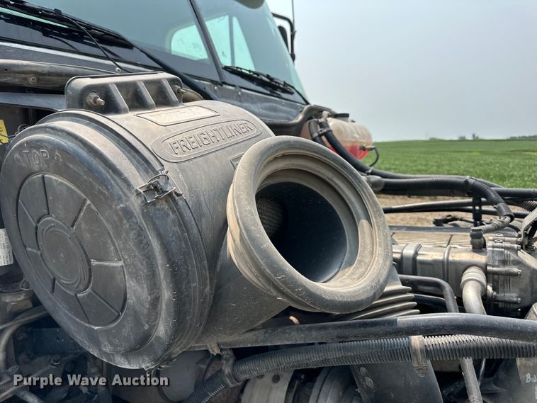 image for item EJ6415 2006 Freightliner  Columbia 120 semi truck