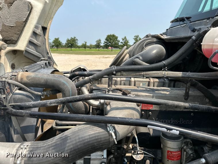 image for item EJ6415 2006 Freightliner  Columbia 120 semi truck