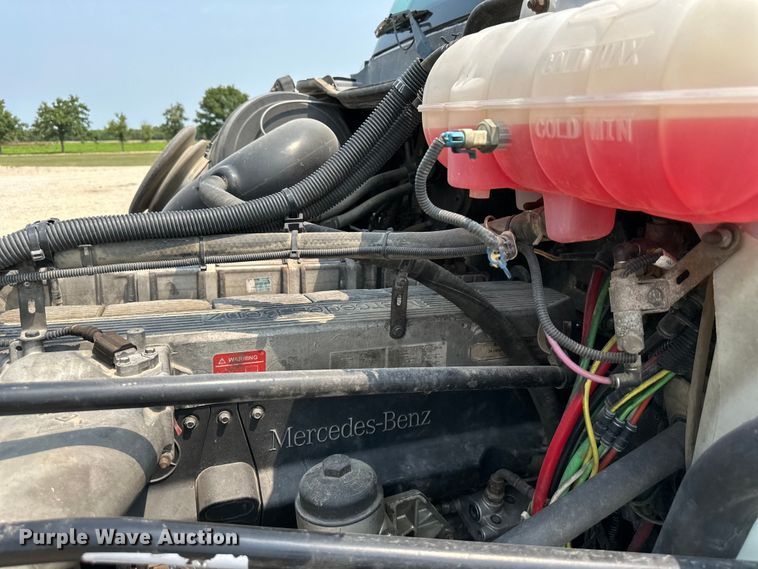 image for item EJ6415 2006 Freightliner  Columbia 120 semi truck