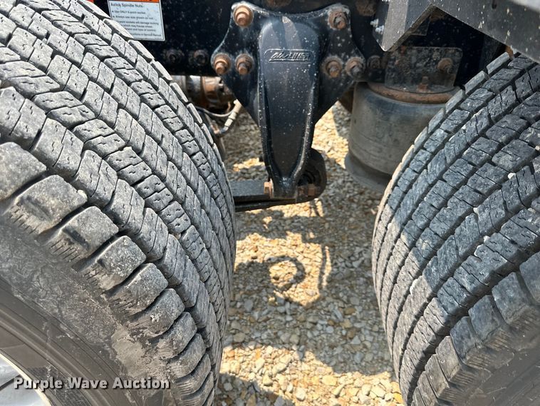 image for item EJ6415 2006 Freightliner  Columbia 120 semi truck