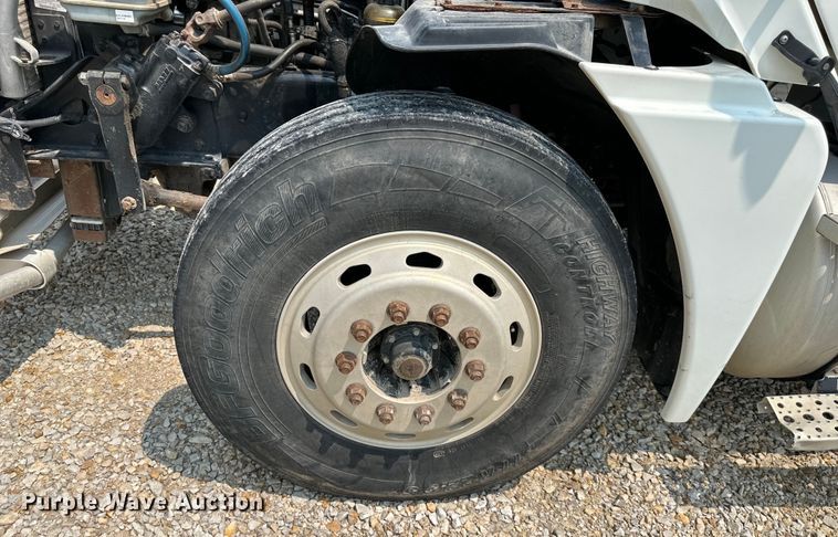 image for item EJ6415 2006 Freightliner  Columbia 120 semi truck