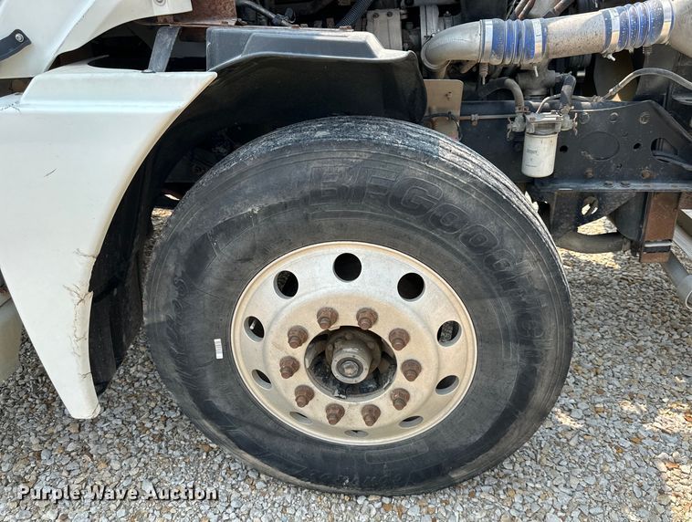 image for item EJ6415 2006 Freightliner  Columbia 120 semi truck