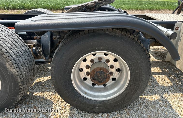 image for item EJ6415 2006 Freightliner  Columbia 120 semi truck