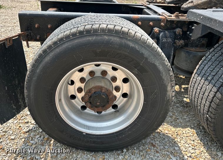 image for item EJ6415 2006 Freightliner  Columbia 120 semi truck