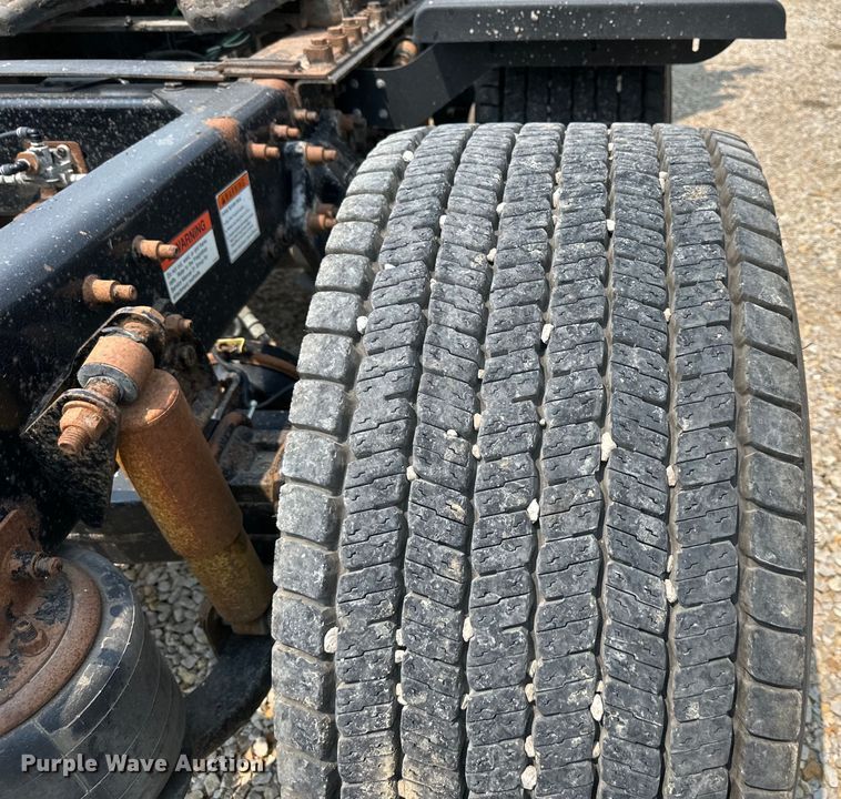 image for item EJ6415 2006 Freightliner  Columbia 120 semi truck