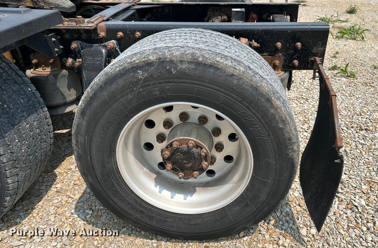 image for item EJ6415 2006 Freightliner  Columbia 120 semi truck