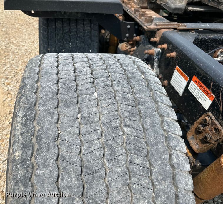 image for item EJ6415 2006 Freightliner  Columbia 120 semi truck