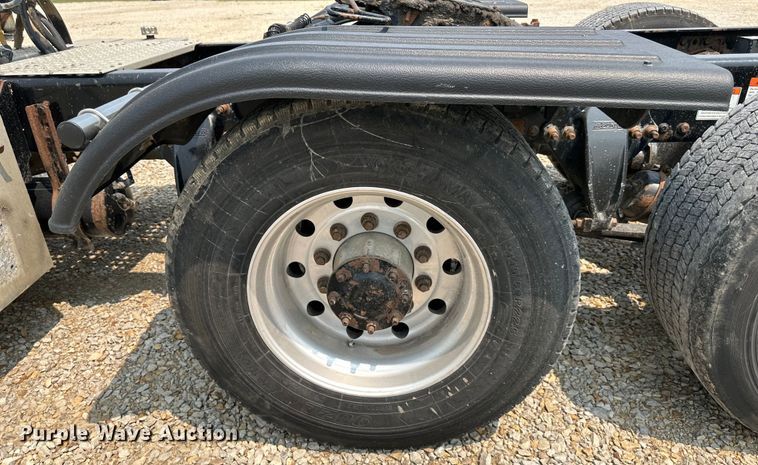 image for item EJ6415 2006 Freightliner  Columbia 120 semi truck