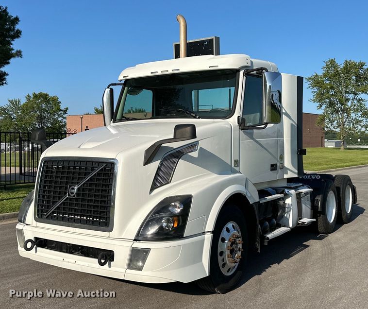 image for item EJ7084 2017 Volvo VN semi truck