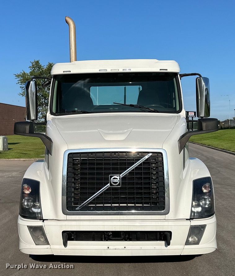 image for item EJ7084 2017 Volvo VN semi truck