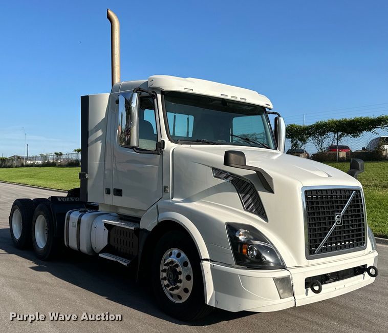 image for item EJ7084 2017 Volvo VN semi truck