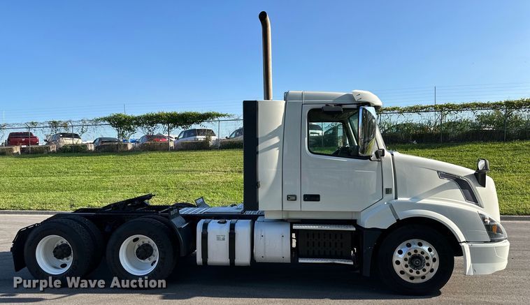 image for item EJ7084 2017 Volvo VN semi truck