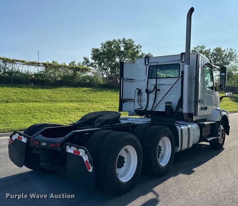 image for item EJ7084 2017 Volvo VN semi truck