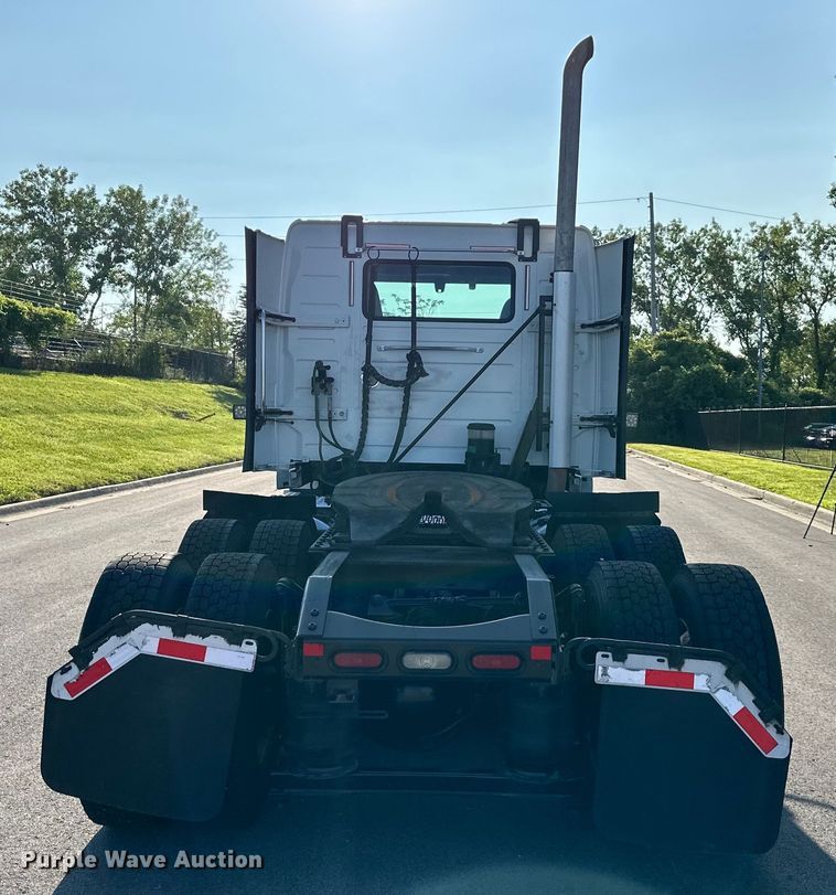 image for item EJ7084 2017 Volvo VN semi truck