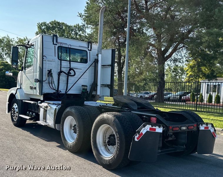 image for item EJ7084 2017 Volvo VN semi truck
