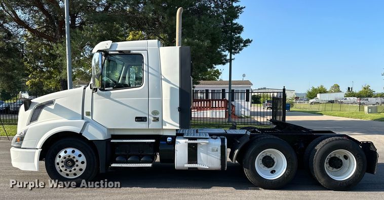 image for item EJ7084 2017 Volvo VN semi truck