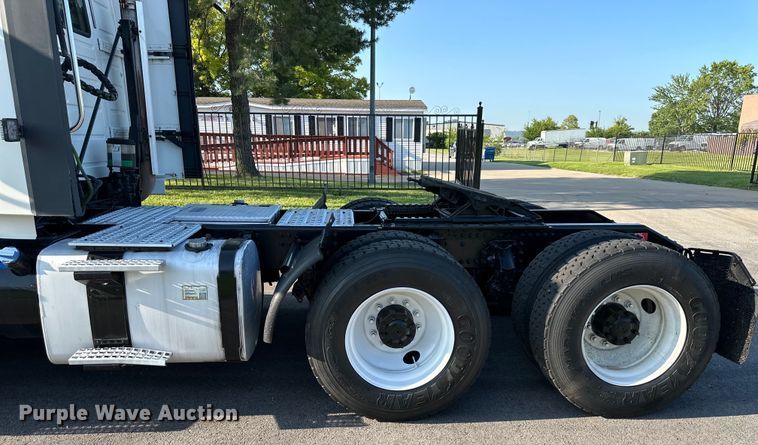 image for item EJ7084 2017 Volvo VN semi truck