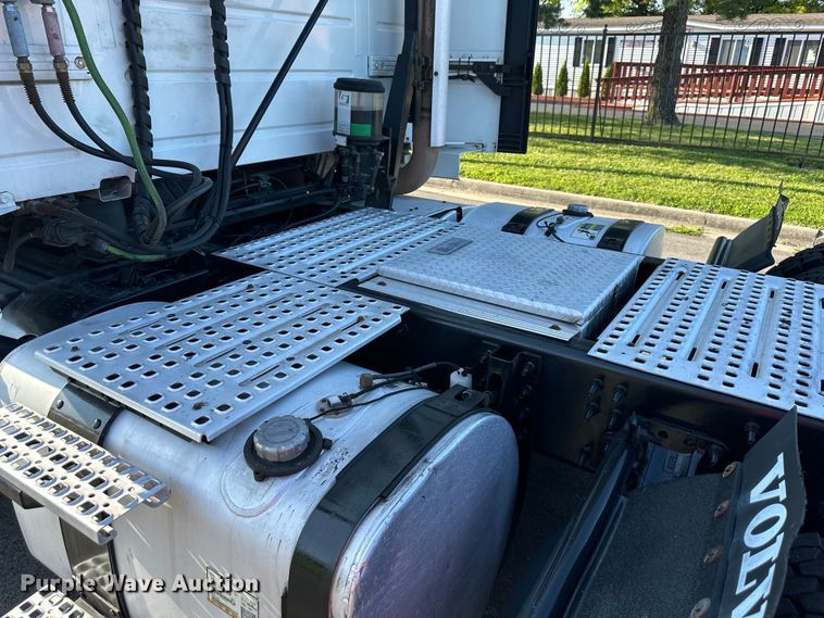 image for item EJ7084 2017 Volvo VN semi truck