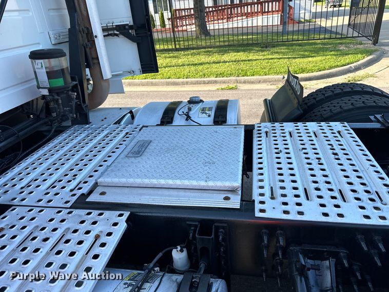 image for item EJ7084 2017 Volvo VN semi truck