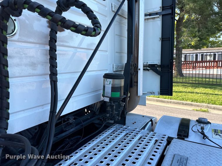 image for item EJ7084 2017 Volvo VN semi truck