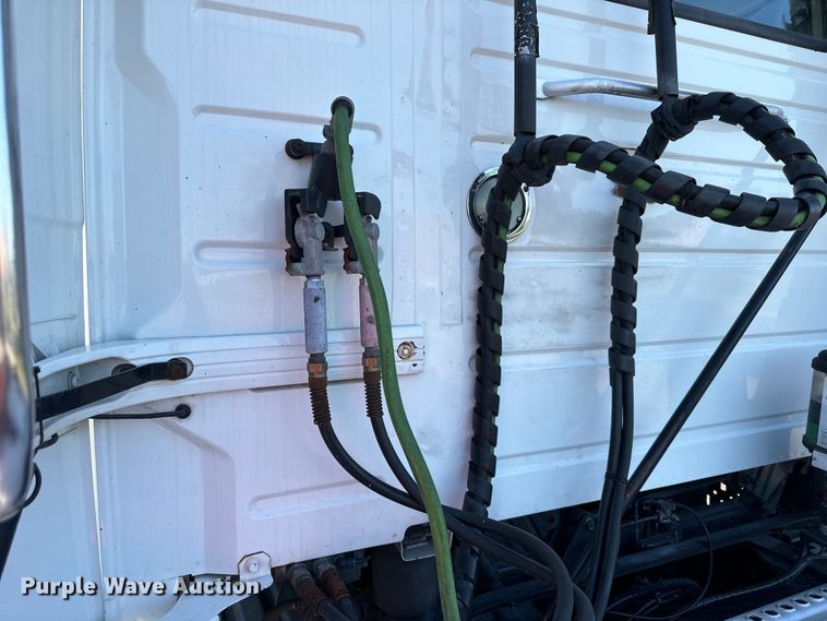 image for item EJ7084 2017 Volvo VN semi truck