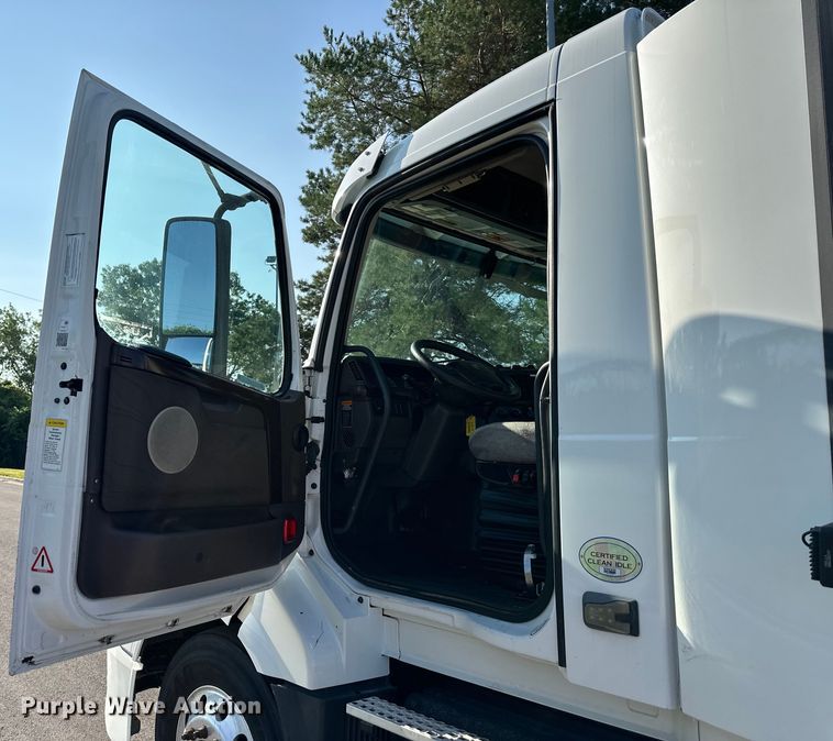 image for item EJ7084 2017 Volvo VN semi truck