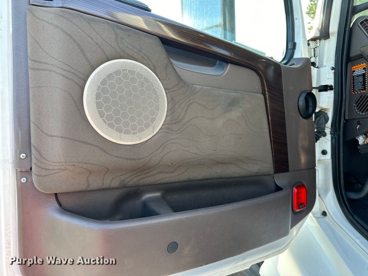 image for item EJ7084 2017 Volvo VN semi truck