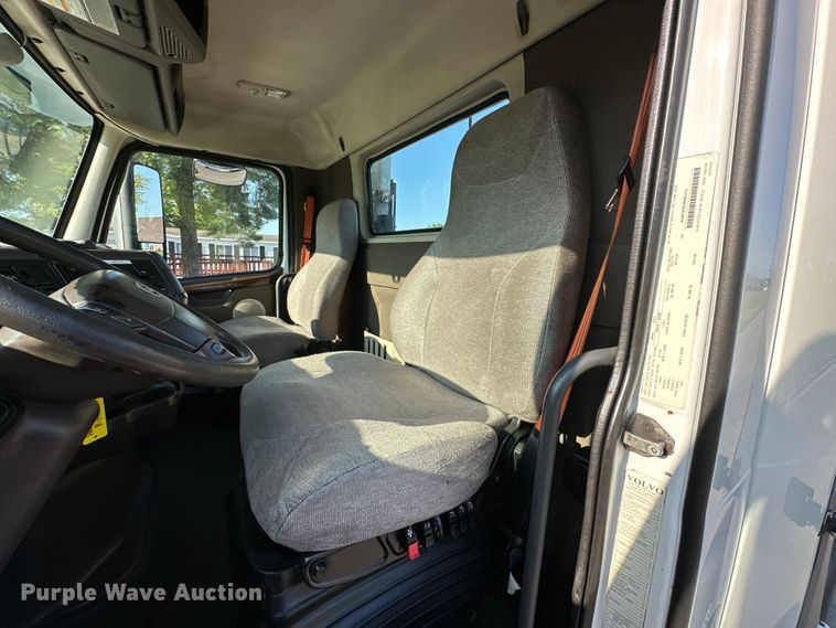 image for item EJ7084 2017 Volvo VN semi truck