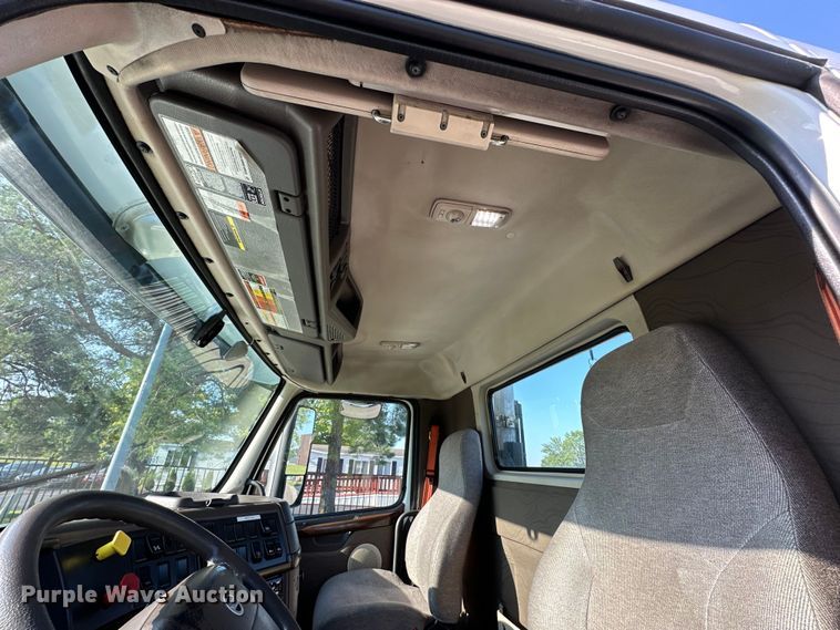 image for item EJ7084 2017 Volvo VN semi truck