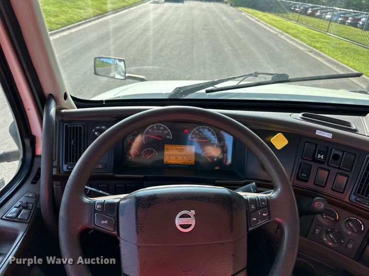 image for item EJ7084 2017 Volvo VN semi truck