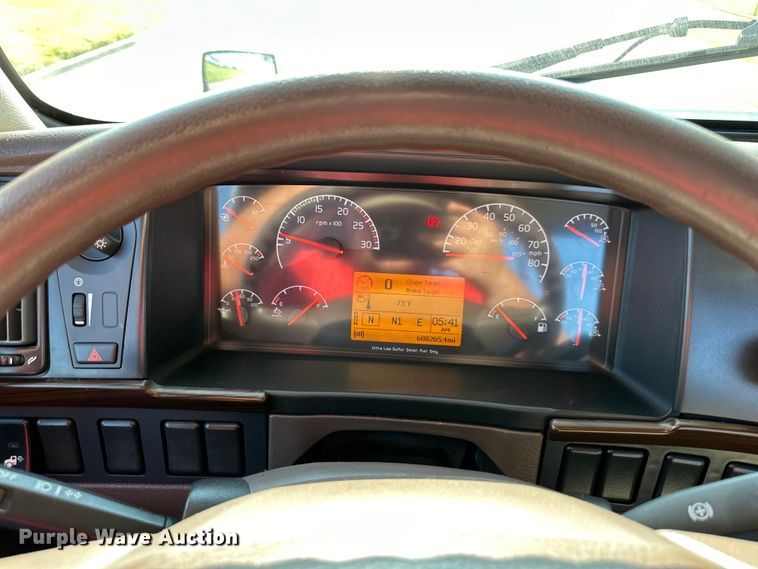 image for item EJ7084 2017 Volvo VN semi truck