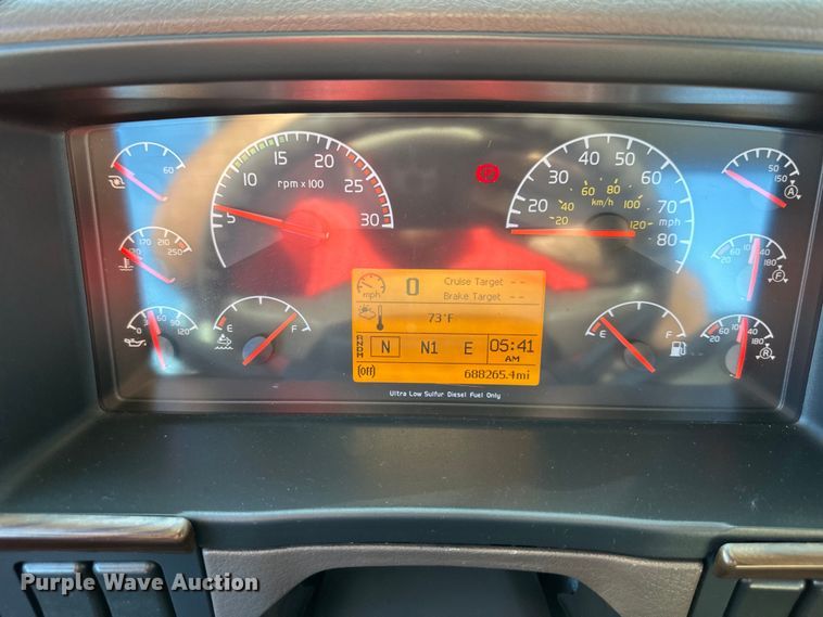 image for item EJ7084 2017 Volvo VN semi truck