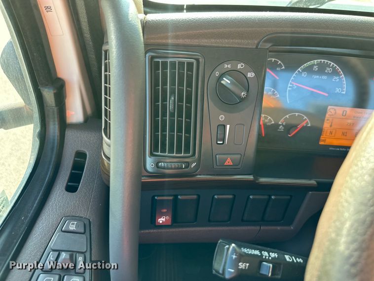 image for item EJ7084 2017 Volvo VN semi truck