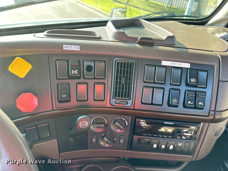 image for item EJ7084 2017 Volvo VN semi truck