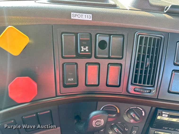 image for item EJ7084 2017 Volvo VN semi truck