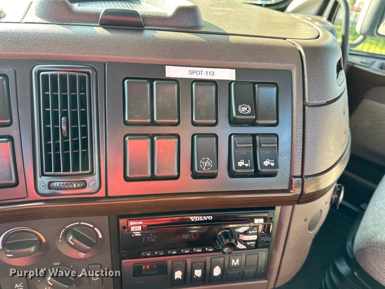 image for item EJ7084 2017 Volvo VN semi truck