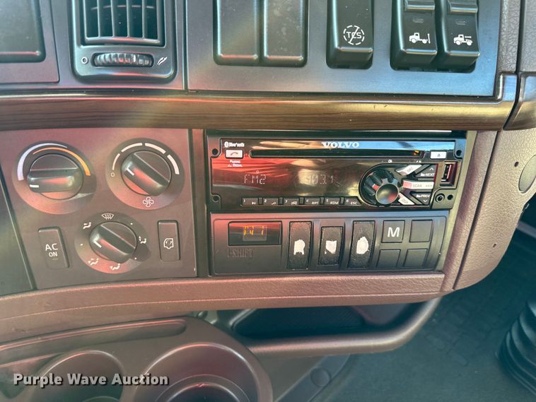 image for item EJ7084 2017 Volvo VN semi truck